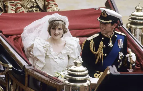▲1981年7月29日，32歲的查爾斯與20歲的戴安娜在倫敦聖保羅座堂舉行婚禮。這場婚禮吸引全球7.5億觀眾透過電視轉播收看，超過60萬人湧上街頭觀禮，被譽為「童話婚禮」。（圖／翻攝網路）