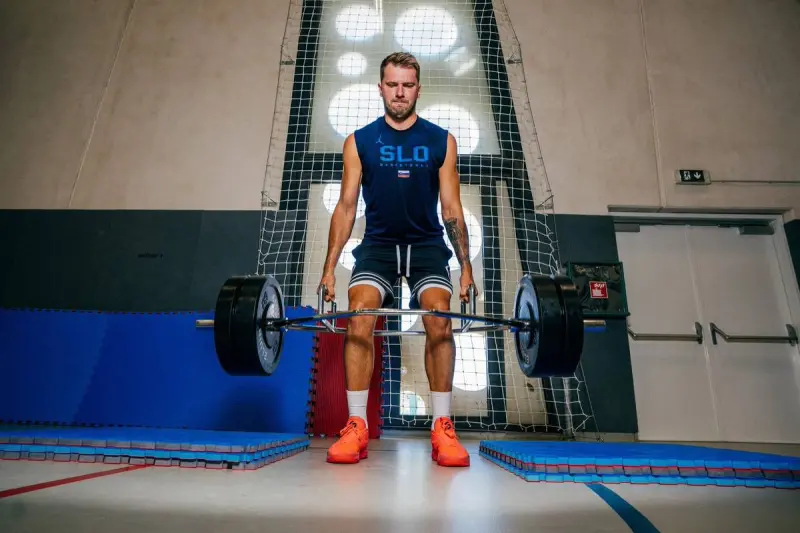 ▲洛杉磯湖人當家球星唐西奇（Luka Doncic）今年夏天返回歐洲後展開肉體改造計畫，近期接受外媒專訪時，也大方分享甩肉秘訣。（圖／取自Mens Health社群平台）