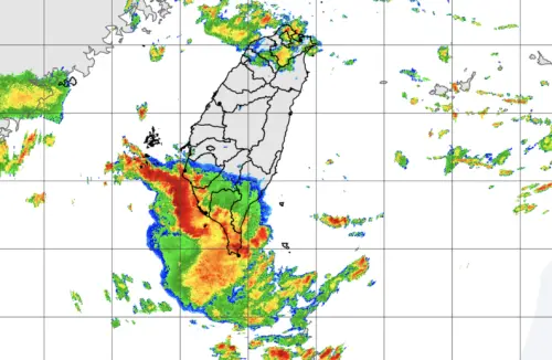 ▲鄭明典說明，昨晚強南部對流有沿海岸線發展的趨勢，主要強對流帶沒有往陸地上移入。（圖／中央氣象署）