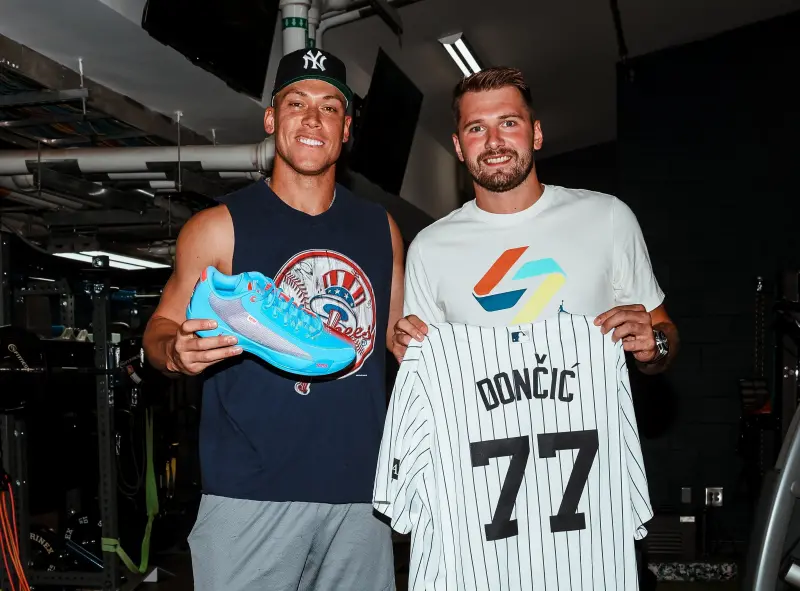 ▲洛杉磯湖人球星唐西奇（Luka Doncic）突襲現身洋基隊主場，與洋基當家球星賈吉相見歡，還交換實戰用具，根據外媒報導，唐西奇此次返美原因是要參加Jordan品牌的宣傳活動。（圖／紐約洋基X）