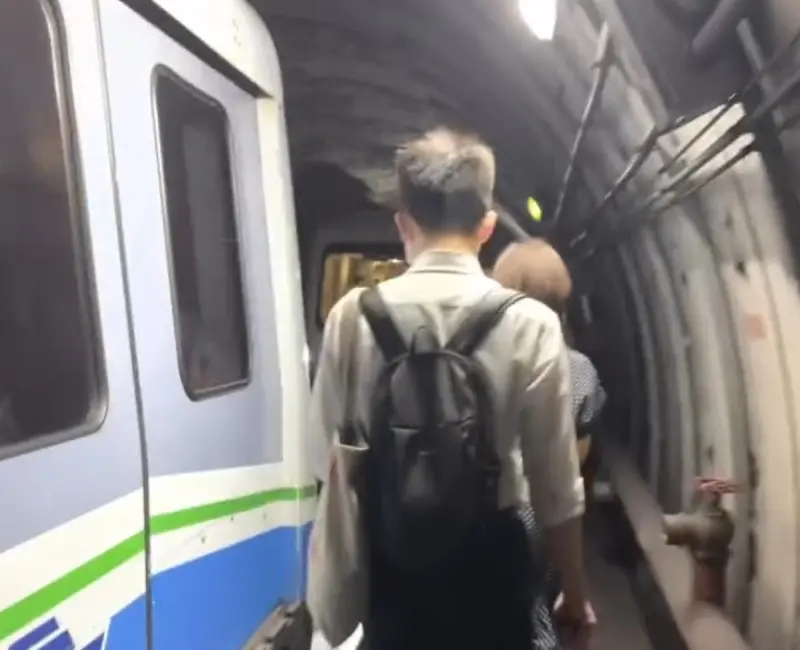 ▲北捷文湖線列車卡隧道，乘客徒步走隧道離開畫面曝光。（圖／Threads@yugorich_授權提供）