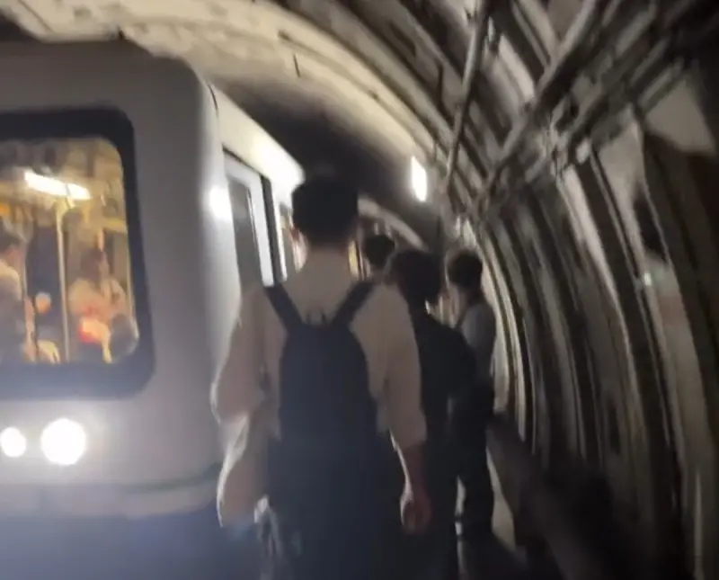▲北捷文湖線列車卡隧道,乘客徒步走隧道離開畫面曝光。(圖/Threads@yugorich_授權提供)