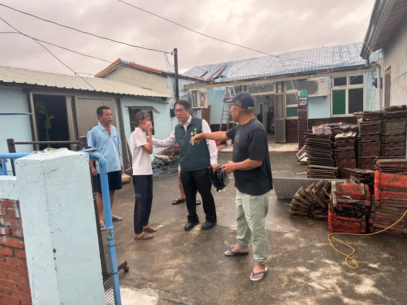 ▲ 黃偉哲29日清晨即趕赴七股西寮里訪視災民。（圖／南市府提供）