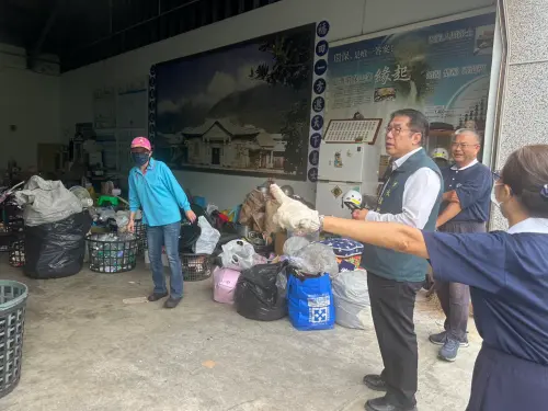 ▲ 黃偉哲29日清晨至慈濟基金會佳里連絡處了解志工協助狀況並感謝志工協助。圖／南市府提供）