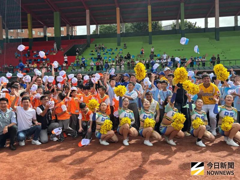 ▲由教育部次長張廖萬堅創立的陽光棒球夏令營，今年邁入第17屆，依舊是小朋友最期待的暑假歡樂活動。（圖／記者金武鳳攝，2025.7.29)