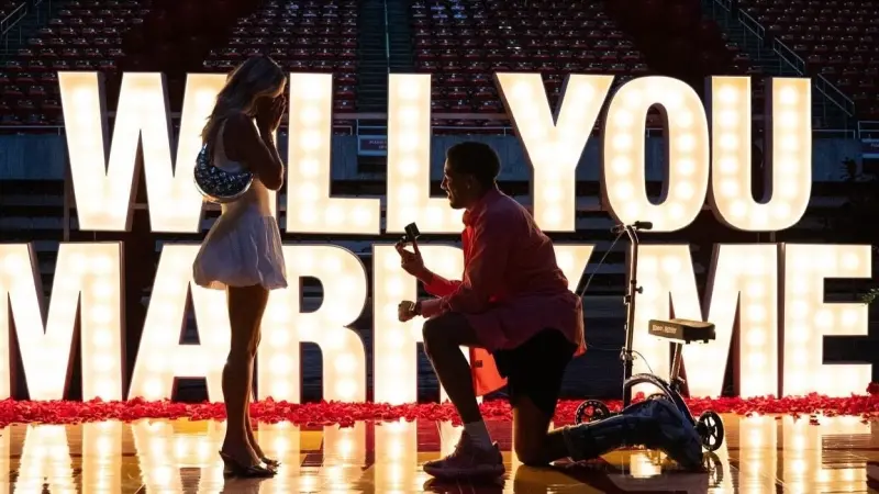 ▲NBA美國職籃 （National Basketball Association）印第安納溜馬（Indiana Pacers）一哥哈利伯頓（Tyrese Haliburton）近日在愛荷華州立大學的希爾頓體育館中心場地，向女友瓊斯（Jade Jones）浪漫求婚。（圖／取自溜馬X）