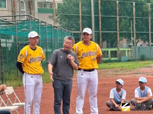 ▲中職會長蔡其昌率領中信兄弟球員黃恩賜與伍立辰擔任神秘嘉賓亮相，（圖／記者金武鳳攝，2025.7.29)