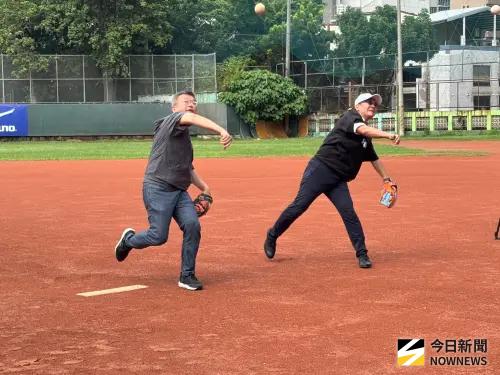 ▲教育部次長張廖萬堅、中職會長蔡其昌擔任投手開球。（圖／記者金武鳳攝，2025.7.29)