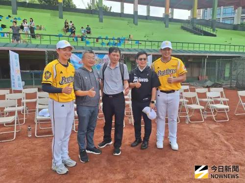 ▲台中陽光棒球夏令營開打，教育部次長張廖萬堅、中職會長蔡其昌和運彩公會理事長何昱奇應邀參加。（圖／記者金武鳳攝，2025.7.29)
