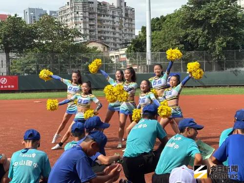 ▲陽光棒球夏令營歡樂登場，中山國中啦啦隊精彩表演助陣。（圖／記者金武鳳攝，2025.7.29)
