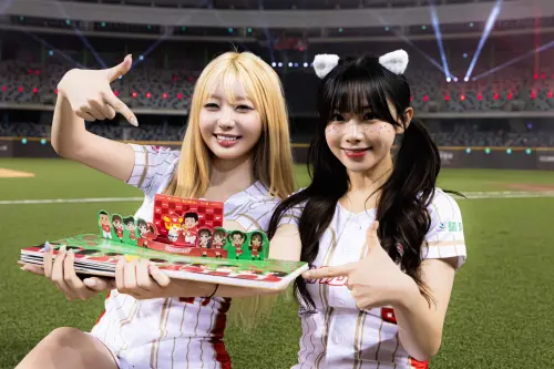 ▲味全龍啦啦隊「小龍女」的韓籍成員權喜原（左），本月達成全主場應援，8月也確定都待在台灣，挑戰連14主場應援紀錄。（圖／味全龍提供）