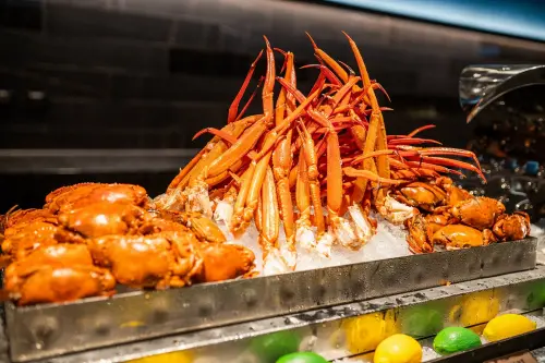 島語強打的豐盛海鮮,以及現點現做料理。(圖/漢來美食提供) ▲島語強打的豐盛海鮮,以及現點現做料理。(圖/漢來美食提供)