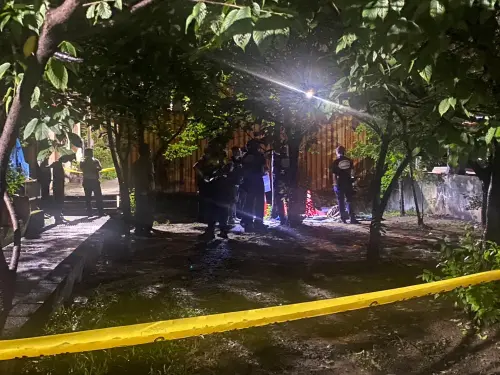 快訊/新莊箱屍案!行李箱棄水溝飄惡臭 「開箱」驚見50歲男屍 ▲新莊區新泰路一處巷底水溝遭人丟棄行李箱並飄出惡臭,里長報警發現行李箱塞著一名年約50歲的男性屍體。(圖/警方提供)