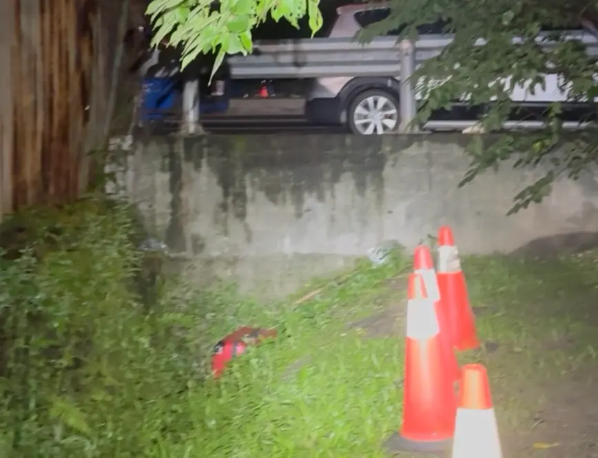 ▲新莊區新泰路一處巷底水溝遭人丟棄行李箱並飄出惡臭，里長報警發現行李箱塞著一名年約50歲的男性屍體。（圖／警方提供）