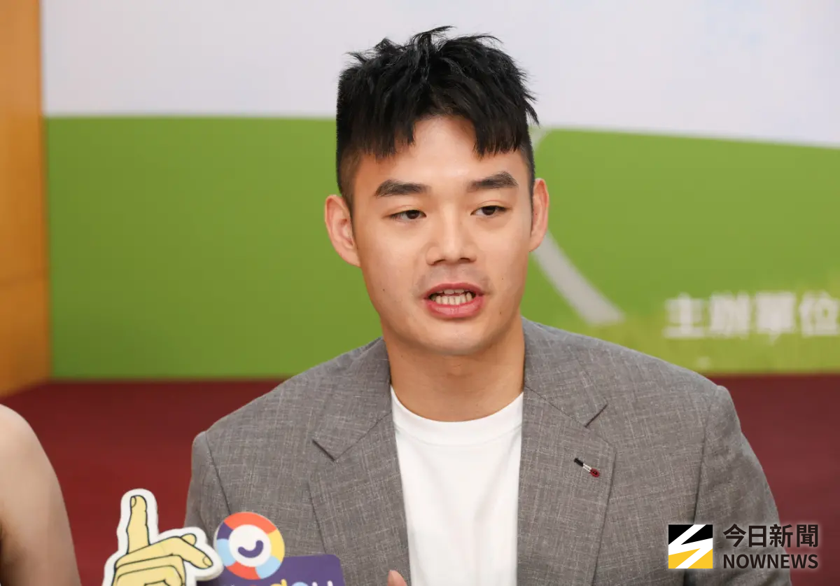 ▲我國羽球金牌國手王齊麟今（7）日搭飛機，卻在下飛機時遭其他乘客衝過來嗆聲，原來雙方在機場貴賓室就因為「手機音量」發生爭執。（圖／記者陳明安攝）