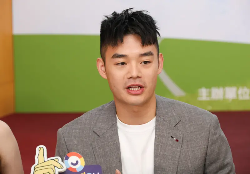 ▲我國羽球金牌國手王齊麟今（7）日搭飛機，卻在下飛機時遭其他乘客衝過來嗆聲，原來雙方在機場貴賓室就因為「手機音量」發生爭執。（圖／記者陳明安攝）