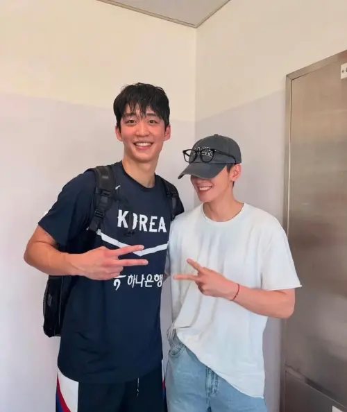 ▲呂俊錫（左）與車銀優（右）合照，畫面吸睛又養眼。（圖／微博）