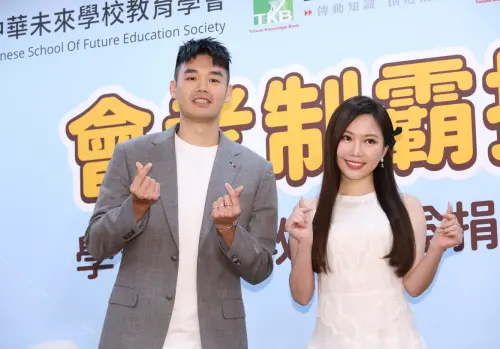 ▲蔡尚樺（右）與王齊麟出席台灣知識庫捐贈學習扶助教材給全台百所國中的活動。（圖／記者陳明安攝）