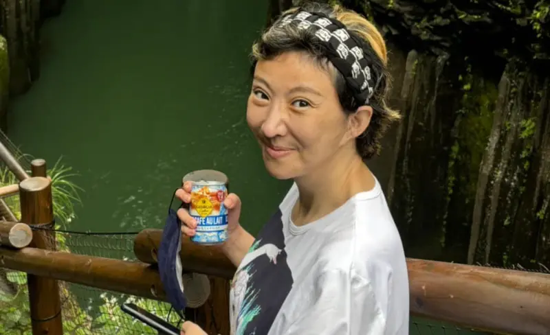 ▲李宇柔15歲大的兒子牛牛罹患罕病，昨日在睡夢中過世，她在臉書悲痛淚喊「我承受不了」。過去李宇柔還曾上山撿拾亡者衣物，只為替愛子沐浴祈福。（圖／李宇柔臉書）