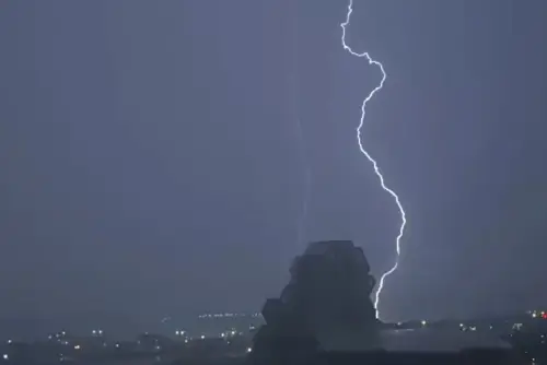 ▲高雄市昨日深夜天空閃電連擊，有民眾拍下高雄流行音樂中心雷擊狀況，吸引超過18萬人觀看。（圖／Threads@shabux2授權提供）