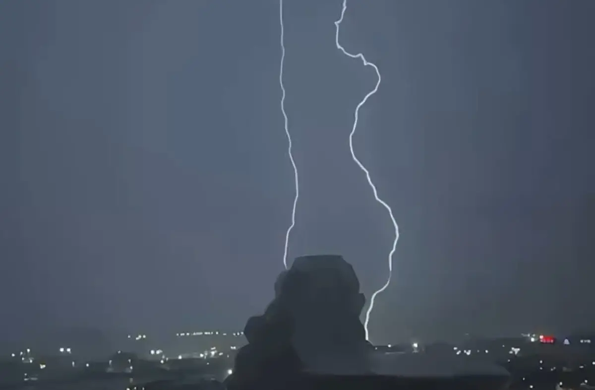 高雄雷神發威！深夜「閃電猛炸連發」照亮天空 16秒短片震撼萬人