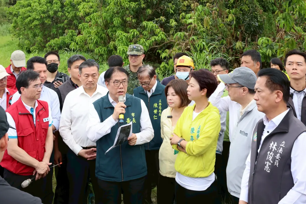 ▲ 黃偉哲陪同卓揆視察白河區甘宅橋排水整治，卓揆也宣布啟動「雲嘉南前進指揮所」。（圖／南市府提供）
