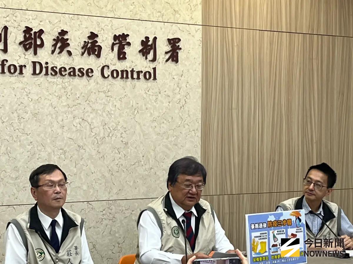 ▲衛福部長邱泰源也親上火線，召開記者會提醒民眾防疫。（圖／記者張乃文攝）