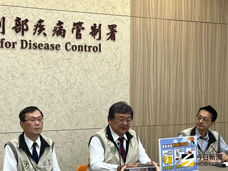 ▲衛福部長邱泰源也親上火線，召開記者會提醒民眾防疫。（圖／記者張乃文攝）