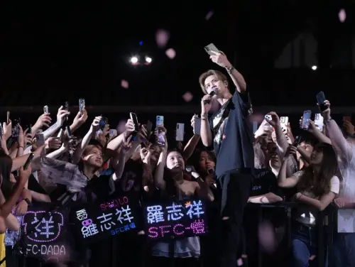 ▲羅志祥(中)和粉絲玩自拍,也感謝他們對花蓮的力挺。(圖/三立提供) ▲羅志祥(中)和粉絲玩自拍,也感謝他們對花蓮的力挺。(圖/三立提供)