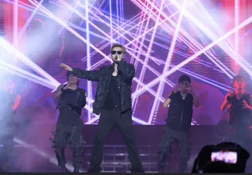 ▲羅志祥(中)的演出媲美台北小巨蛋的規格,聲光效果十足。(圖/三立提供) ▲羅志祥(中)的演出媲美台北小巨蛋的規格,聲光效果十足。(圖/三立提供)