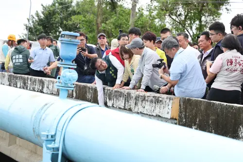 ▲ 黃偉哲陪同卓揆視後壁菁寮排水設施。(圖/南市府提供) ▲ 黃偉哲陪同卓揆視後壁菁寮排水設施。(圖/南市府提供)