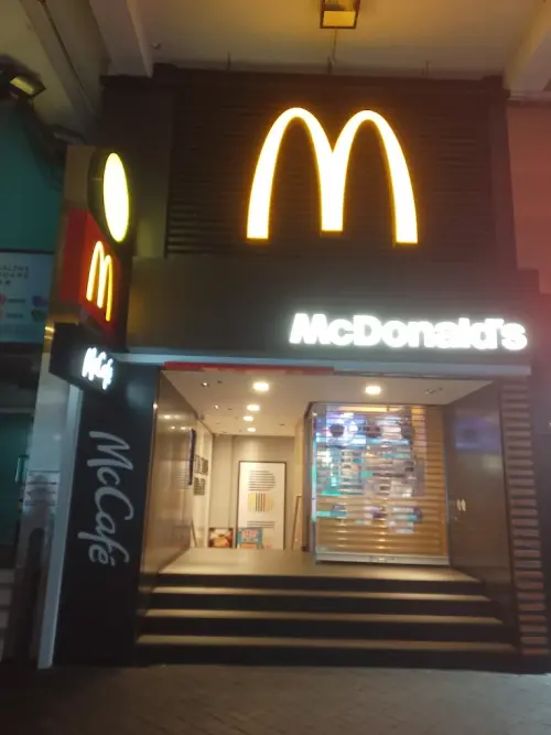 ▲香港麥當勞尖沙咀星光行店面及地下室價值最高，市值估約 4.6 億港幣。（圖／Google評價）