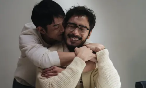 ▲《親密之海》李至正（右）被吳慷仁（左）親遍全身。（圖／CATCHPLAY）