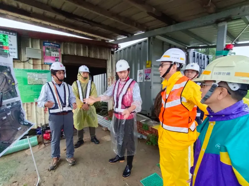 ▲捷運局長吳嘉昌視察捷運工程豪雨整備，以及輕軌各重點路段營運情況，確保行車安全。（圖／高市府捷運局提供）