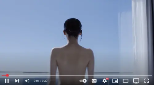 ▲綾瀨遙在廣告中以半裸的姿態背對鏡頭。（圖／翻攝自UNIQLO ユニクロ YouTube）