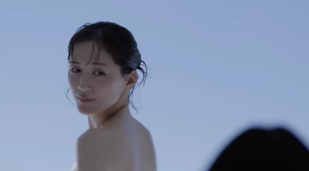 ▲40歲的日本戲劇女神綾瀨遙拍攝服飾品牌廣告時，因為大尺度半裸背對鏡頭的畫面引起許多討論。雖然負面評價如潮，不過影片上線才五個月就已經突破了1400萬次點閱。（圖／翻攝自UNIQLO ユニクロ YouTube）