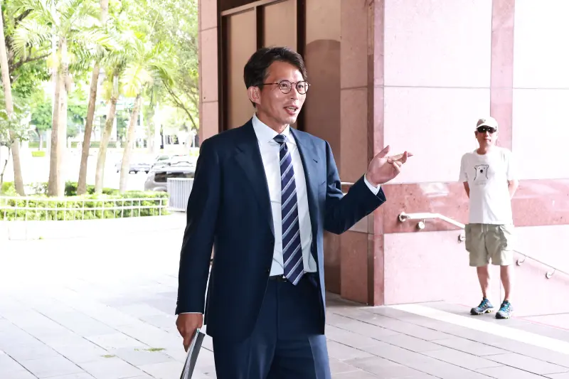 綠委告妨害名譽！黃國昌出庭聽加油聲笑了「怕我出不來嗎？」