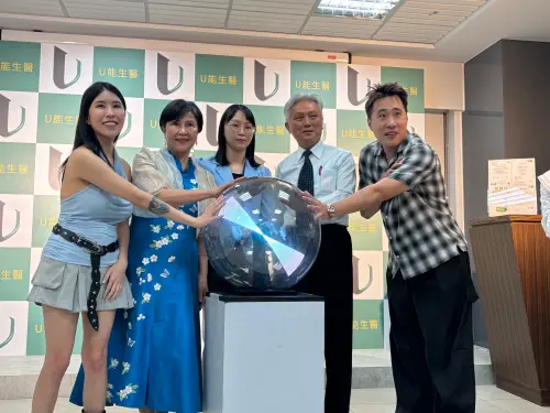 ▲藝人余祥銓夫妻與Ｕ能生醫創辦人林詩芸，聯手為「買智醫佳，抽北海道機票」活動按鈕啟動。（圖／記者金武鳳攝，2025.7.29)