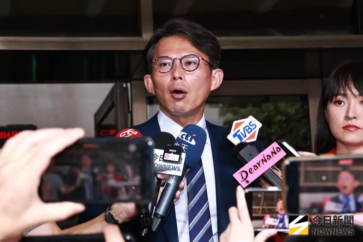 ▲黃國昌痛批行政院連核三延役公投的意見書都沒提，根本就是擺爛。（圖／記者吳翊緁攝）