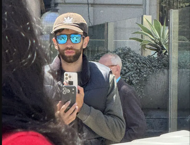 ▲在X平台上有民眾拍到疑似iPhone 17 Pro的照片，從發文中的照片來看，雖然手機被包起來，但從鏡頭的配置，完全符合目前對iPhone 17 Pro的推測。（圖／翻攝@Skyfops Ｘ）