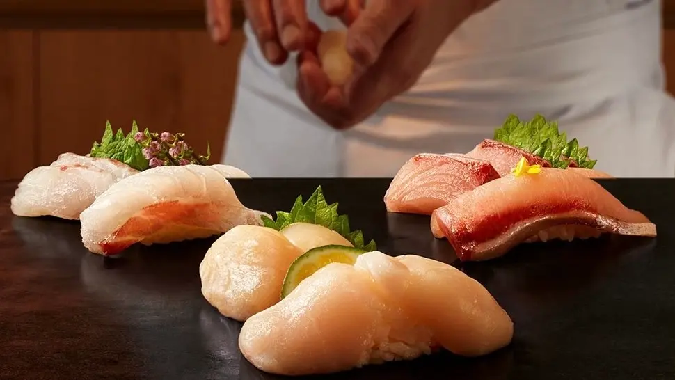 ▲日本「美登利」台中LaLaport店壽司吃到飽，7月30日換新菜單，不分平假日1280元起，1680元追加海膽、鮪魚大腹、星鰻一本鰻等13款壽司。相當於降價「現省400元」菜色、訂位方式一覽。（圖／翻攝自美登利FB）