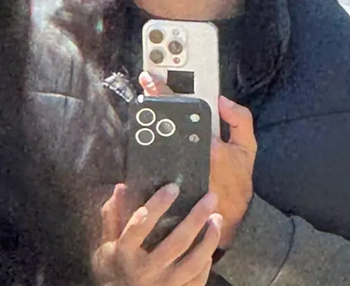 ▲國外有網友稱拍到野生的iPhone 17 Pro，雖然兩隻手機都刻意遮擋住可供辨識的LOGO，但從相機的配置來看，還是被眼睛的網友發現有可能就是尚未發表的iPhone 17 Pro。（圖／翻攝@Skyfops X）