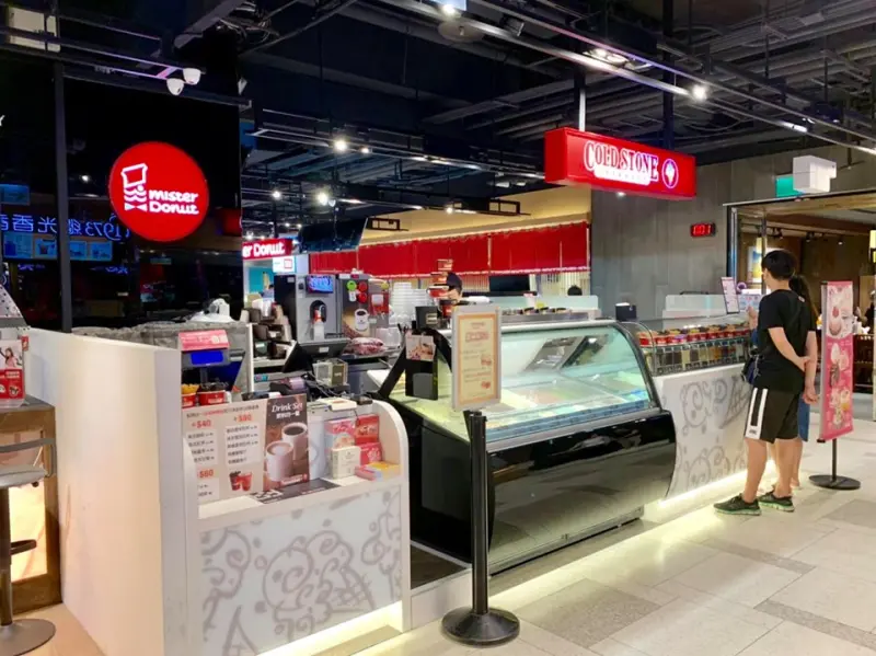 ▲昨（28）日中午帶著兒子到台中勤美綠園道商場內的酷聖石消費，期間店員送來飲用水卻是消毒水。（圖／酷聖石官網）