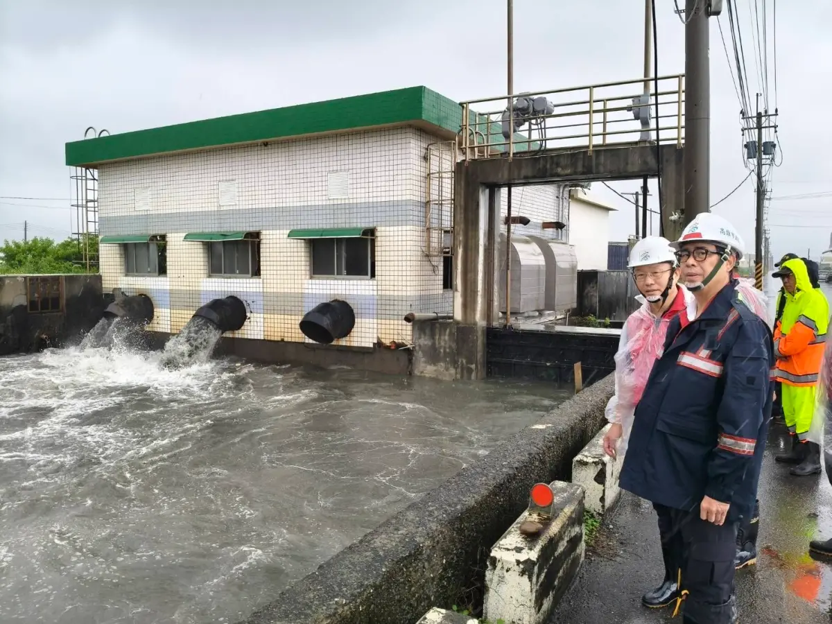 ▲ 陳其邁今天一早即先後前往茄萣大排、永安區永達抽水站等沿海易淹水區域，實地勘查防汛設備運作狀況。（圖／高市府提供）