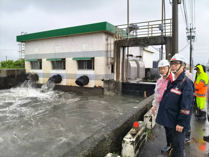 ▲ 陳其邁今天一早即先後前往茄萣大排、永安區永達抽水站等沿海易淹水區域，實地勘查防汛設備運作狀況。（圖／高市府提供）