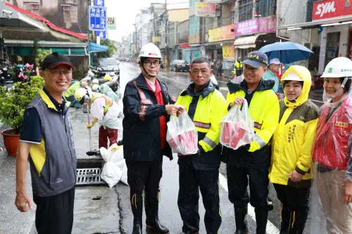 ▲ 陳其邁今天也前往梓官慰問環保局今進行市區主要道路側溝清疏人員。（圖／高市府提供）