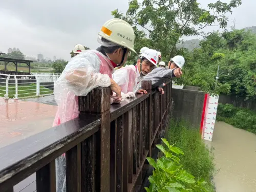 ▲ 副市長林欽榮副今天也先後視察鼓山三路擋土牆及柴山滯洪池等防汛準備。（圖／高市府提供）