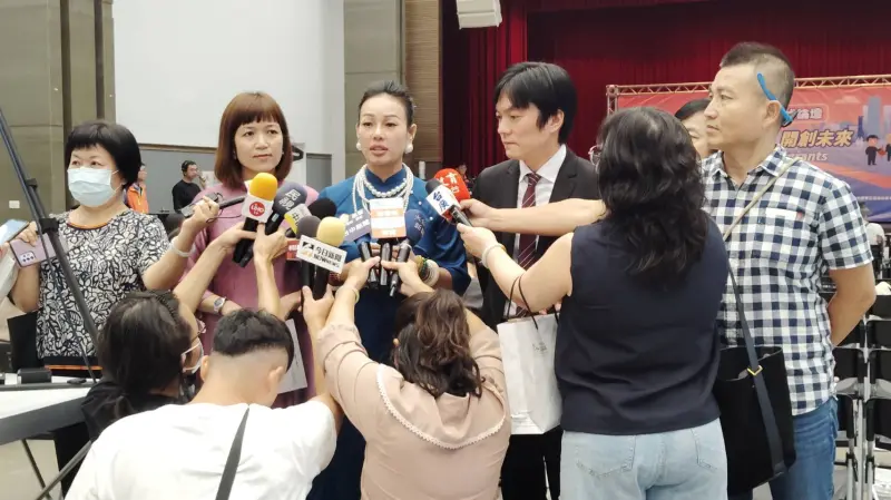 ▲壹元書院長賴慕芬表示，長年投入新住民文化與教育，與國立台灣美術館、台中YMCA共同籌辦「八方藝術節」，聚焦多元文化與藝術共融圖／柳榮俊攝2025.7.29)