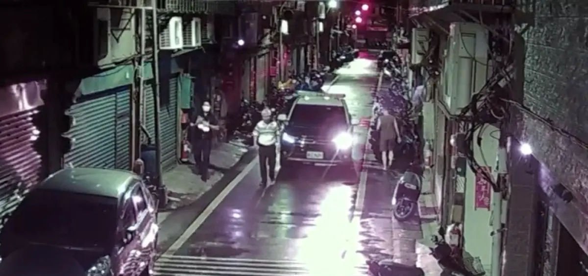 ▲新莊立泰里里長自己1人拉不動行李箱，報案請員警陪同，3人開箱發現箱內男屍已爬滿蛆。（圖／警方提供）