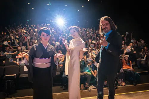 ▲加拿大觀眾看完永野芽郁（中）主演的電影《塗鴉日記》之後，起立為她鼓掌。（圖／塗鴉日記X）